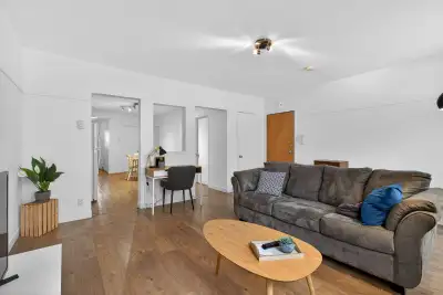 800 pieds carré de surface. Grand tambour et galerie à l’arrière. 1500$ par mois Tout près de l’inte...