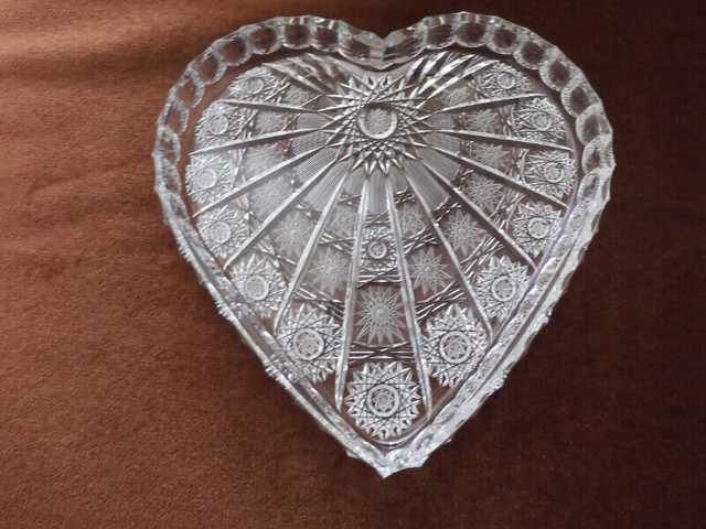 8" Heart Shaped Pinwheel Crystal Dish dans Vaisselle et articles de cuisine  à Burnaby/New Westminster
