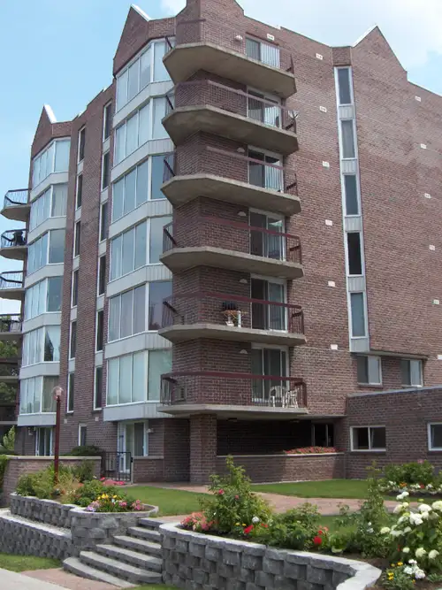 LES IMMEUBLES DESMARAIS (www.immeublesdesmarais.ca) ------------------------------------------------...