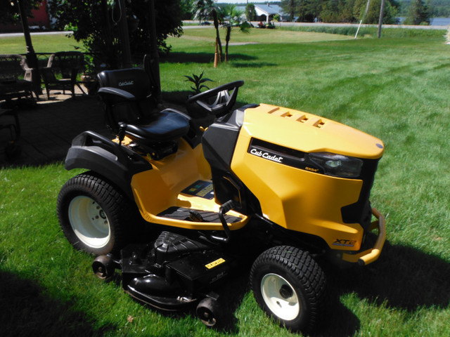Gros tracteur jardin gazon Cub Cadet  XT2-G54,moteur 24 HP-54 po dans Tondeuses et souffleuses  à Thetford Mines - Image 2