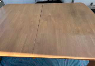 Table de cuisine avec 4 chaises en bois couleur naturelle  dans Mobilier de salle à manger et cuisine  à Laurentides - Image 3