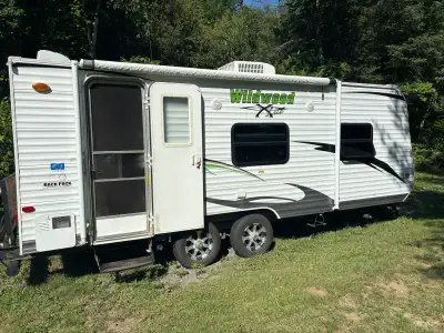20ft travel trailer. Great shape, everything thing works as it should. New tires last year. 1 queen...