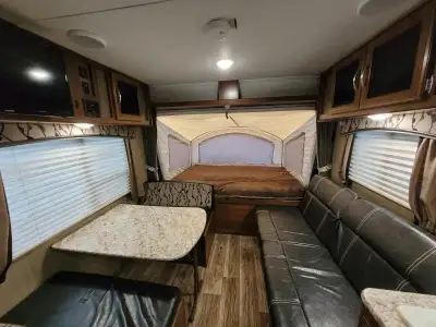 caravane hybride, 20 pieds, 3600 livres. Comprend air climatisé, chauffage électrique, chauffe-eau e...