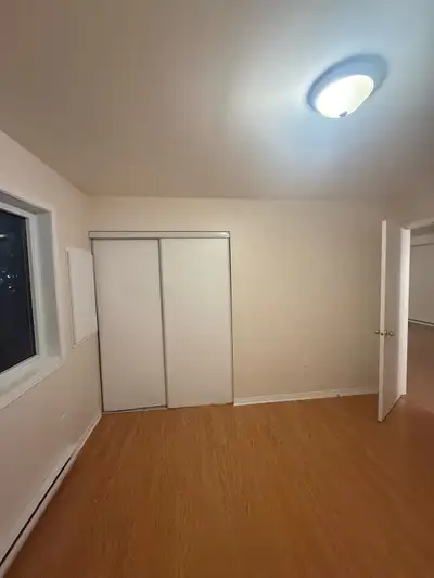 This charming and well-maintained 1-bedroom apartment features modern laminate flooring throughout t...