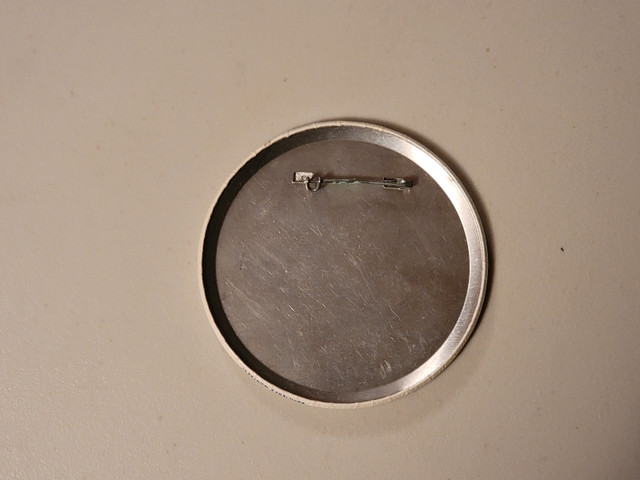 CFL Coupe Grey Cup Montreal 77 Button in Arts & Collectibles in Calgary - Image 2