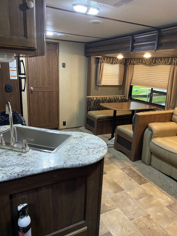 2017 Keystone Sprinter Campfire Edition  26RB in Travel Trailers & Campers in Edmonton - Image 2