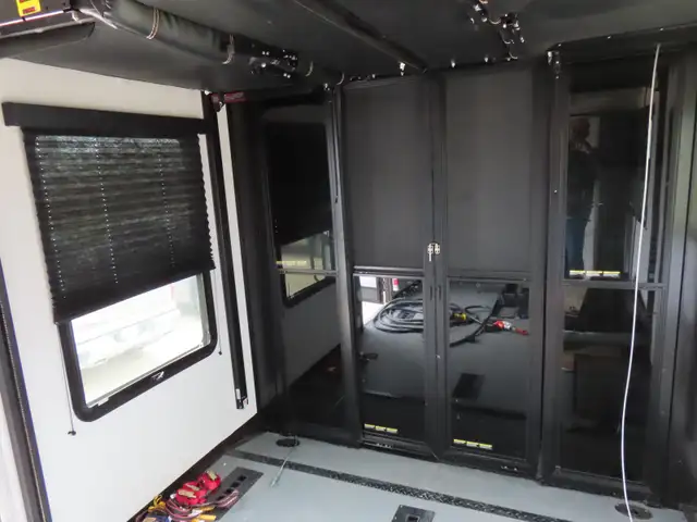 2023 Keystone Fuzion 430 Fifth-Wheel Toy Hauler in Travel Trailers & Campers in Regina - Image 10