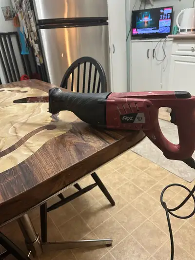 This reliable corded SKIL 8.5 Amp reciprocating saw is in good working order and ready for your next...