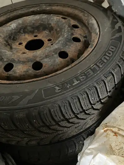 Je vends un ensemble de pneus d'hiver usagés de marque Doublestar, dimensions 205/55R16, montés sur...