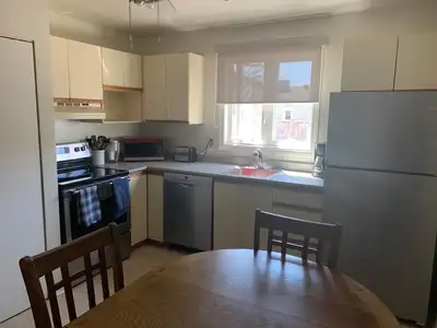Lovely apartment in a great, well maintained building. This fantastic 1 bedroom, fully furnished uni...