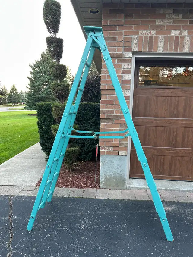 Wooden 8’ ladder in Ladders & Scaffolding in Oakville / Halton Region - Image 2