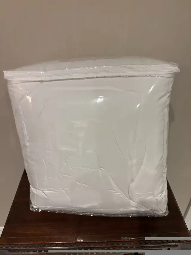 NEW! Queen Down Comforter (Alrernative) in Bedding in Oshawa / Durham Region - Image 3