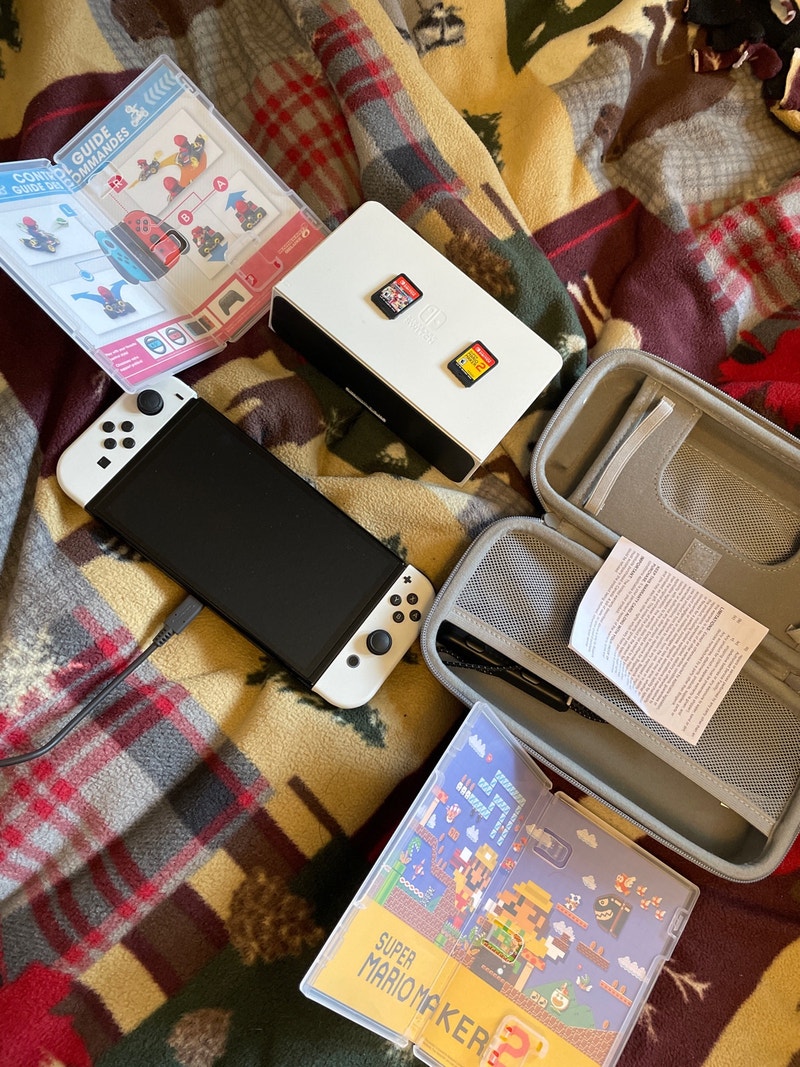 OLED Nintendo switch with games and case Nintendo Switch Ottawa