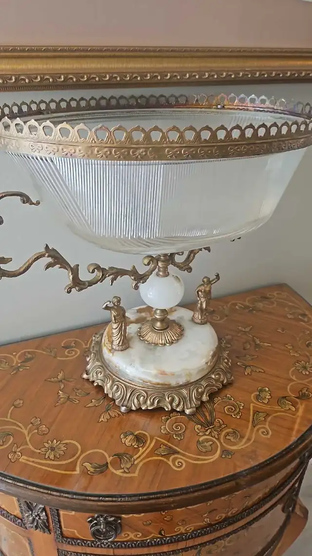 Antique Style Centerpiece Bowl in Arts & Collectibles in Markham / York Region - Image 7