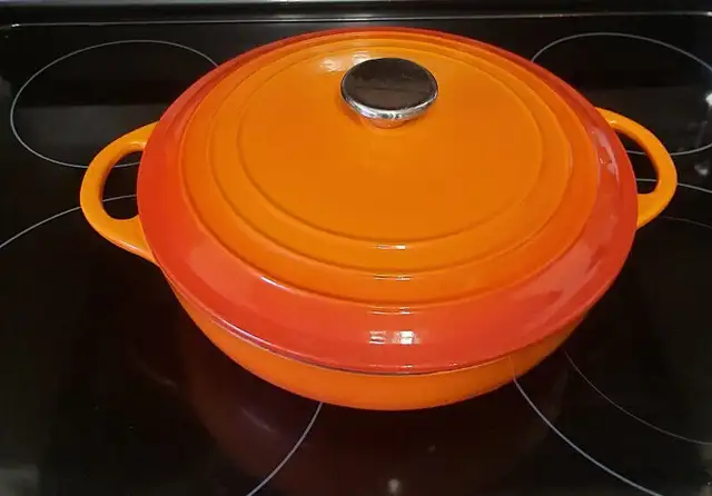 La sera orange/red enameled cast iron cassarole/dutchoven pot in Kitchen & Dining Wares in Red Deer - Image 2