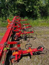 Row crop cultivator 