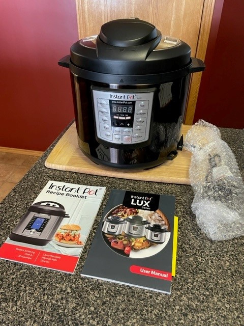Instant Pot Lux Pressure Cooker in Microwaves & Cookers in Winnipeg - Image 3
