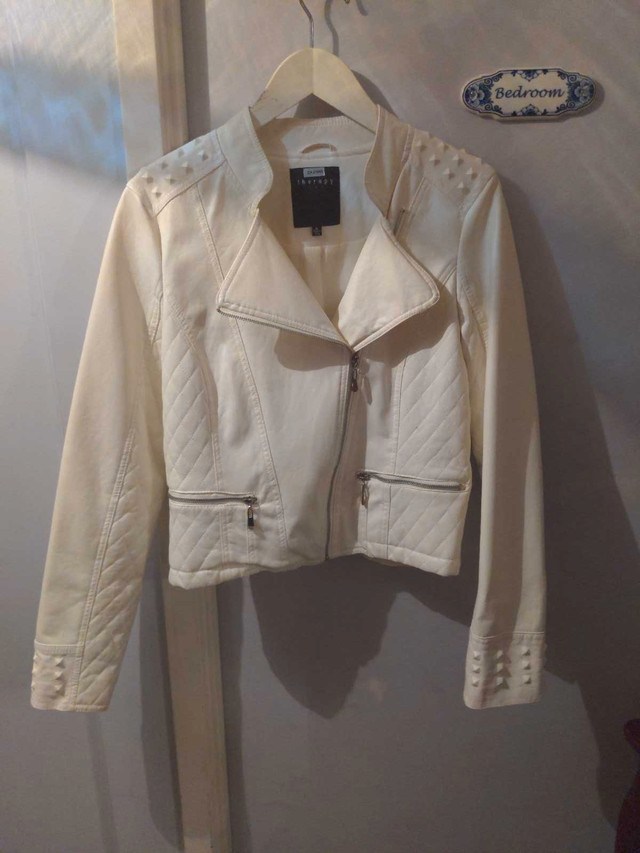 Women's White faux leather jacket by therapy.  XL. Never worn dans Femmes - Hauts et vêtements d'extérieur  à Kingston - Image 2