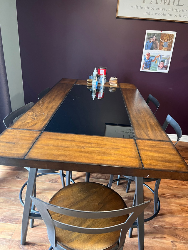 Dining room table & chairs in Dining Tables & Sets in Napanee