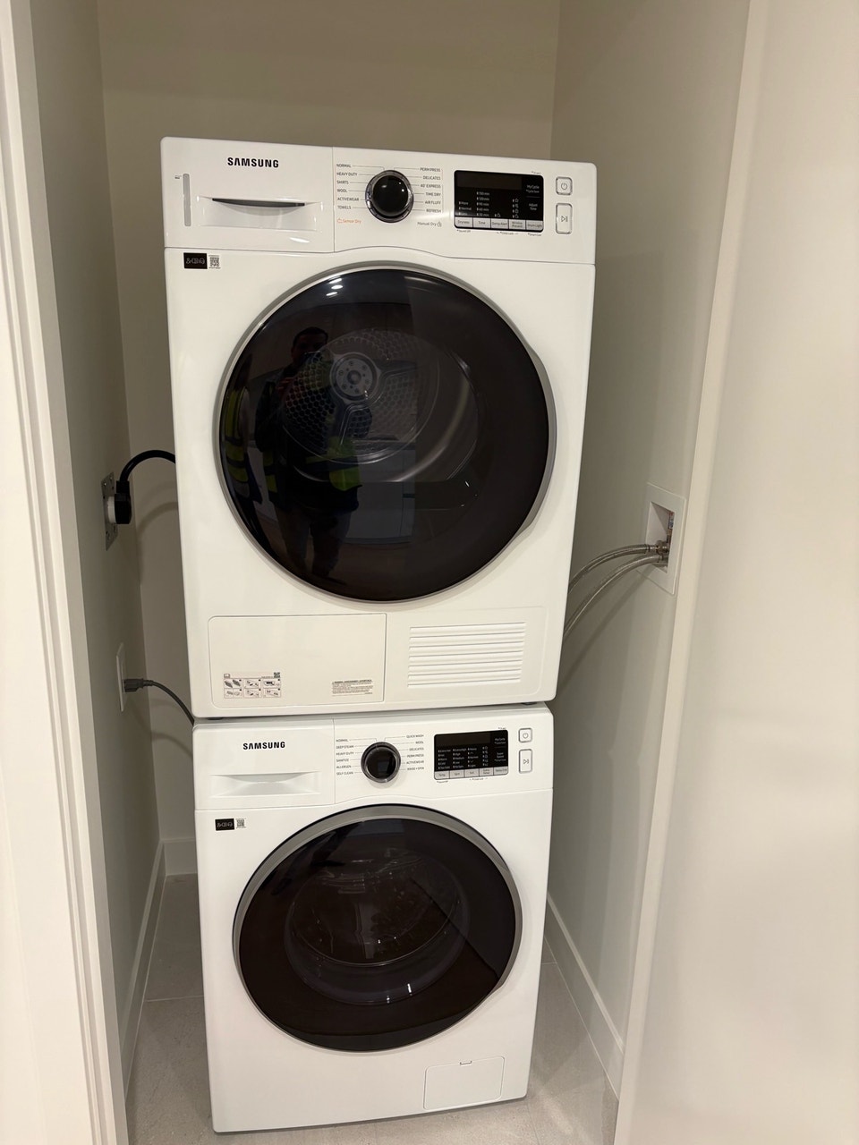 Brand new 1 Bed + Den 5