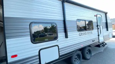 New 2025 RV Grand River 25 foot , sleep 7 Queen bed- 2 duple bunk bed Dining table with a bed folded...