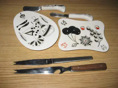 VINTAGE - 2 ASSIETTES DE FROMAGE EN CÉRAMIQUE DÉCORATIVES ET 4 COUTEAUX (2 en stainless et céramique...