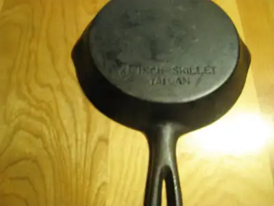 6 1/2 INCH SKILLET TAIWAN 3. Poêlon en fonte. Taper le lien suivant pour voir mes autres annonces :...