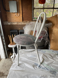 Chaise en métal rembourrée blanche vintage