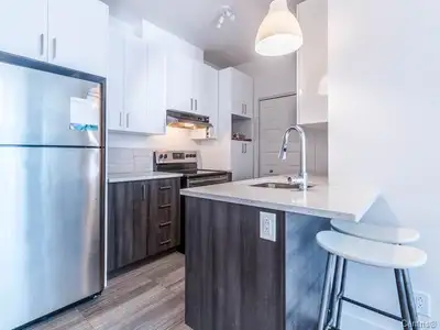 Cherche colocataire au centre-ville Montréal pour une durée longue ou courte. Laveuse et sécheuse so...