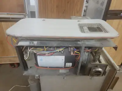 8531-II 31000 BTU Tested and works as should on Propane Require 12v to operate . Compatable size for...