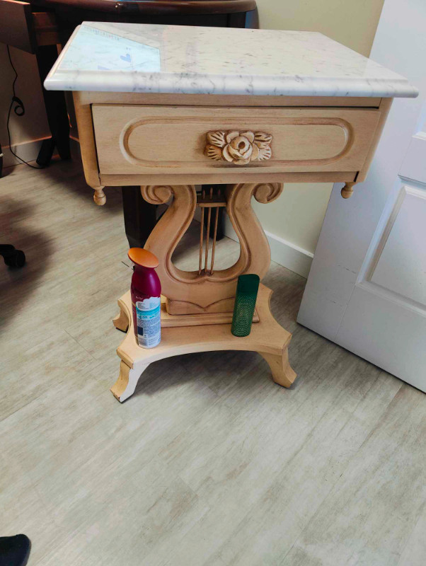 BEAUTIFUL MUSIC HARP VINTAGE MARBLE TOP WOOD SMALL SIDE TABLE in Other Tables in Edmonton