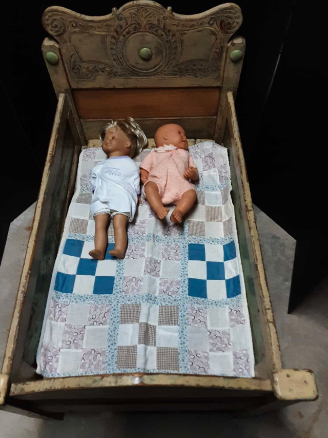 Lit Antique ,pour enfant ,tête lit sculpté,  dans Décoration intérieure et accessoires  à Ouest de l’Île - Image 2