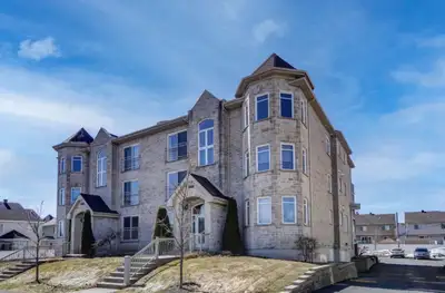 Ce condo spacieux d'une chambre à coucher et une salle de bain, d'environ 800 pi², offre un cadre de...