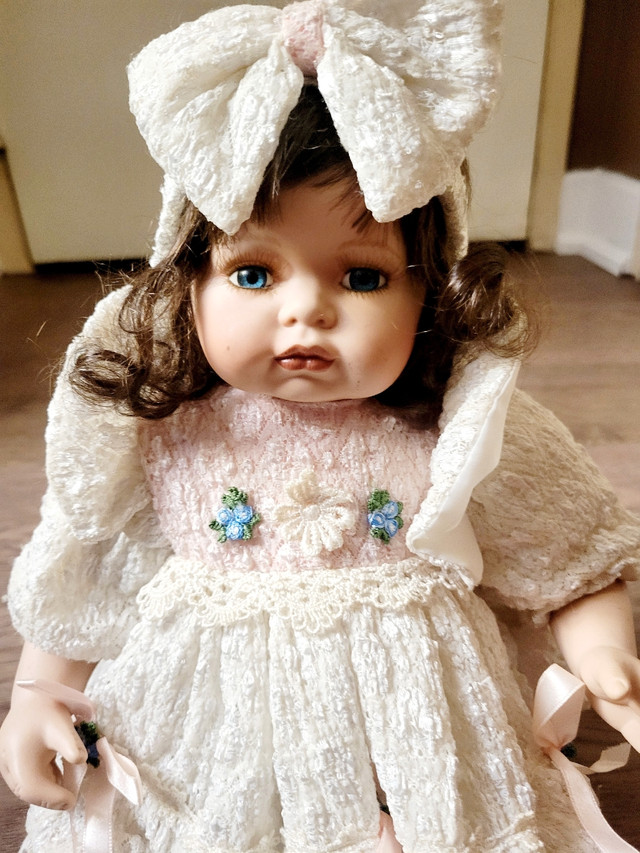 Vintage doll in Arts & Collectibles in Hamilton - Image 4