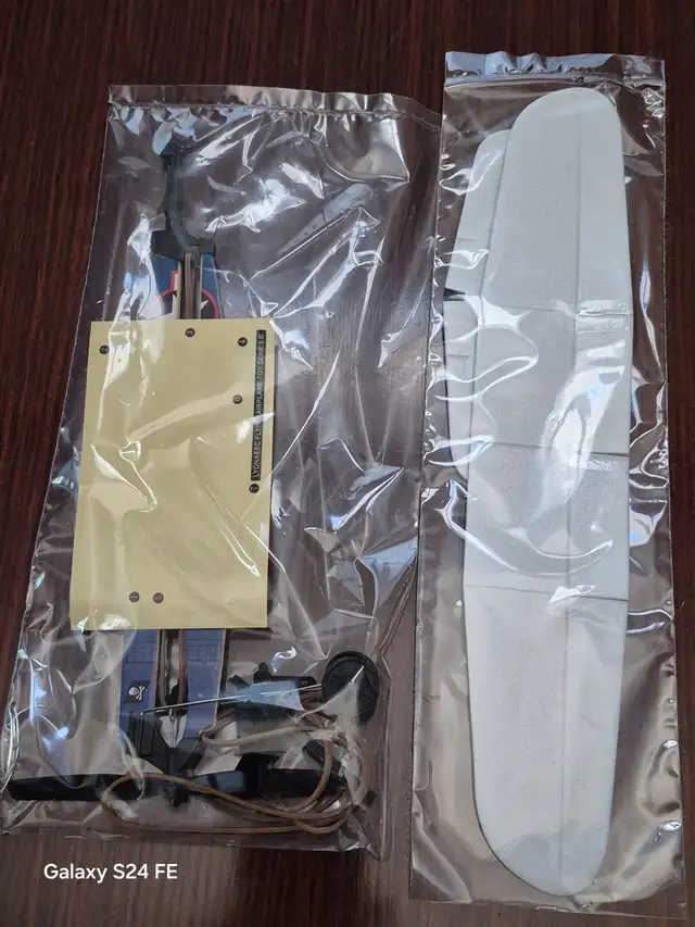 RUBBER  BAND  POWERED  MODEL  AIRPLANE in Hobbies & Crafts in Markham / York Region - Image 5