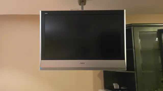 Panasonic 32" 720p HD LCD TV in TVs in City of Toronto - Image 2