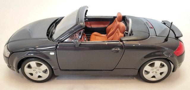 1:18 Diecast Maisto Audi TT Roadster Dark Grey in Arts & Collectibles in Kawartha Lakes - Image 2