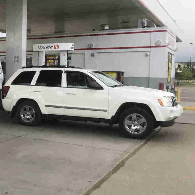 2005 JEEP GRANDE CHEROKEE LARADO  in Cars & Trucks in Edmonton