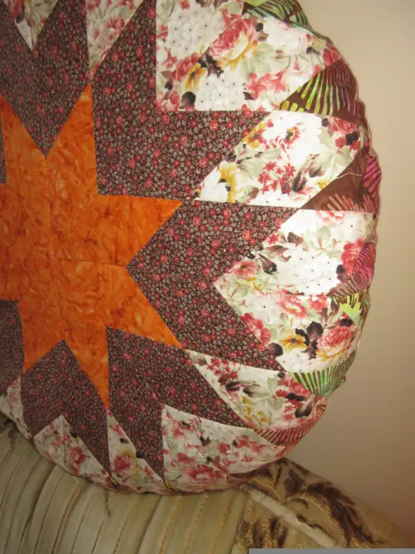 Christmas Star Quilted Cushion in Home Décor & Accents in Saskatoon - Image 10