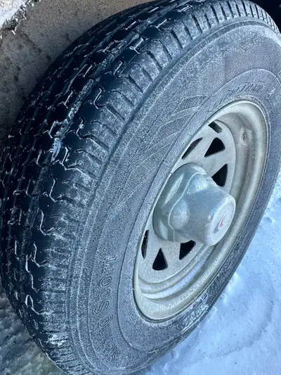 Remorque utilisé comme garage pour mon côté à côté,très peu utilisé sur le chemin,pneu d’origine com...