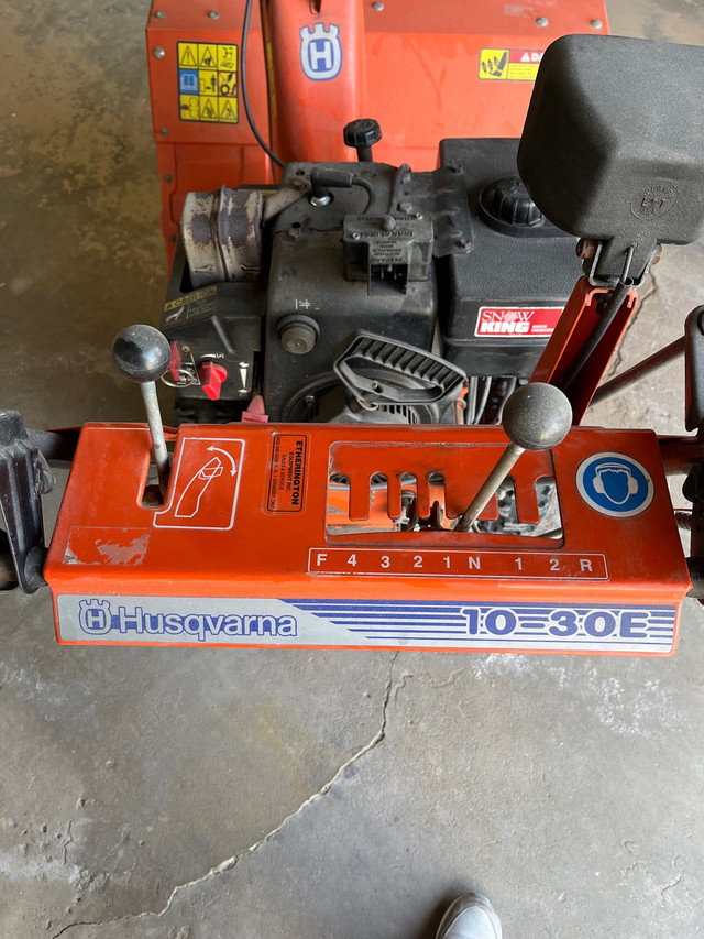 Husqvarna 10hp snowblower  in Snowblowers in St. Catharines - Image 2