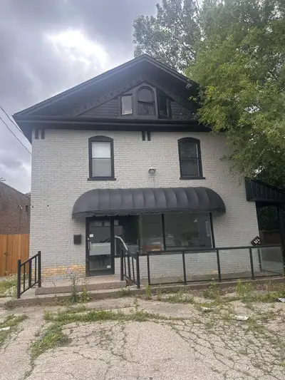 This cozy 3-bedroom unit is available for rent in Cambridge. The unit offers ample space and include...