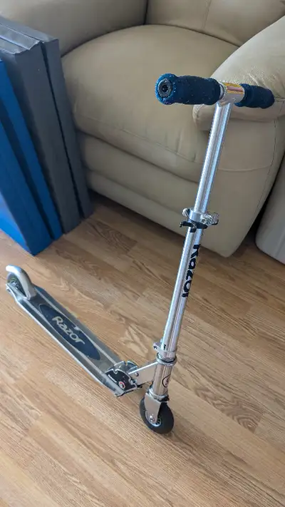 FS: Razor Scooter w adjustable handlebar, View more