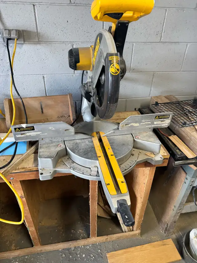 DeWalt 12in Sliding Compound Miter Saw in Power Tools in City of Toronto - Image 4