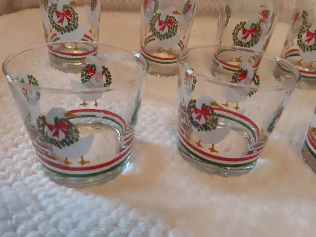 Vintage 1980's Libbey Set of 7 Christmas Goose & Wreath Glasses! in Arts & Collectibles in Saint John - Image 8