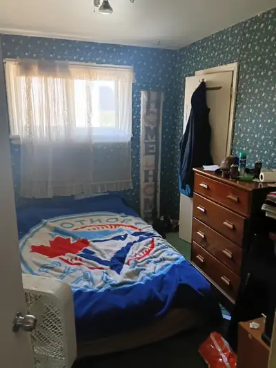 Room available for couple (+100/month) or single male, FREE parking. FREE Laundry Wifi Back entrance...