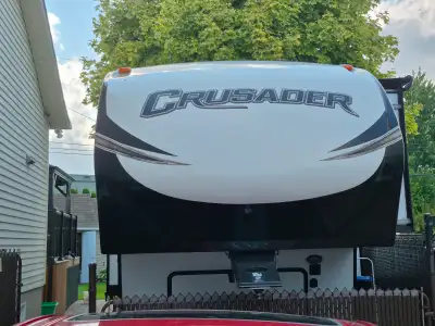 Roulotte à sellette Crusader 2019. Longeur de 32'. Slide out (3), Lit queen, Jack auto nivelant, auv...