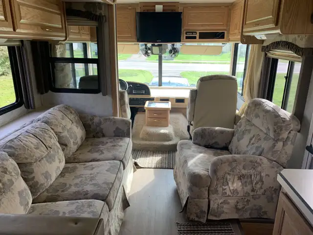 2001 fleetwood bounder in RVs & Motorhomes in Charlottetown - Image 11