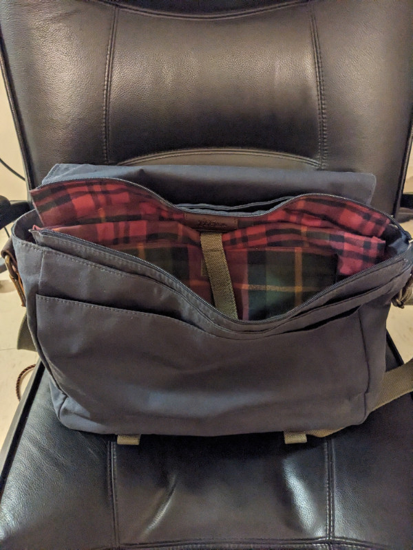 [BRAND NEW] LL Bean Heritage Waxed Canvas Messenger Bag in Other in City of Toronto - Image 2