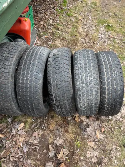 Brand new winter tires with lots of trend left. Not even used for a full season 185/65R15 Comes with...